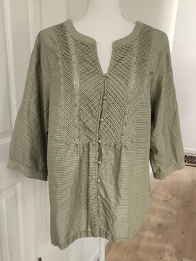 Avenue Sage Green Pintuck Button Front Blouse Size 18-20 3/4 Sleeve Lagenlook